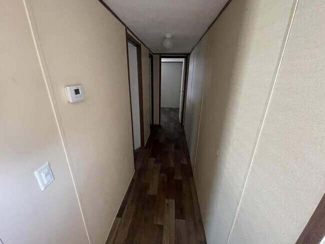 Foto del edificio - 555 Crandlemire Rd