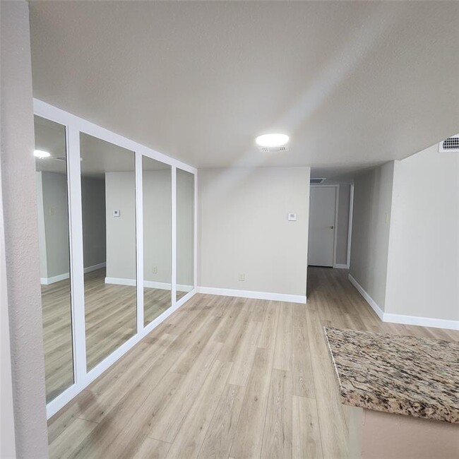 Foto del edificio - 14777 Wunderlich Dr