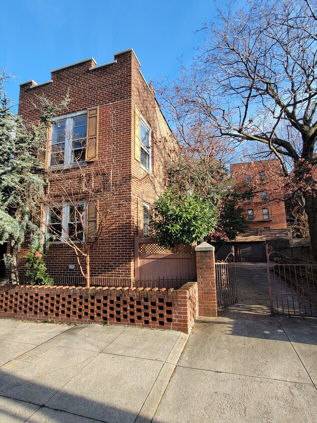 2421 42nd St, Astoria, NY 11103 Townhome Rentals in Astoria NY