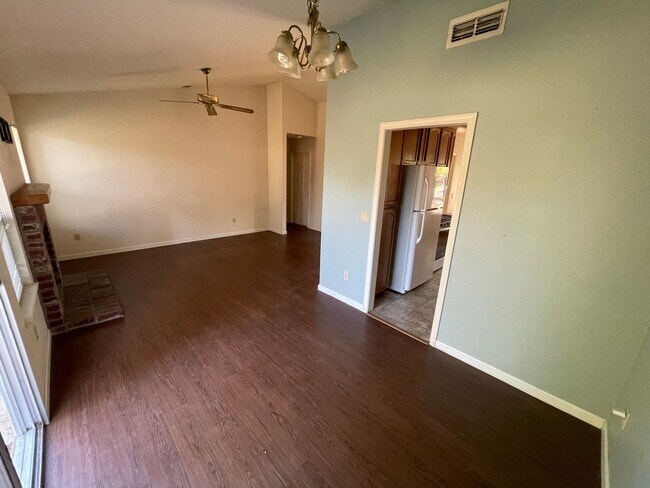 Foto del edificio - 604 Hovey Way