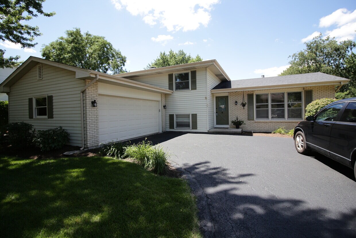 685 Carriage Dr, Batavia, IL 60510 House Rental in Batavia, IL