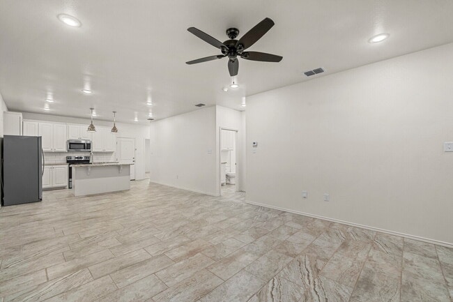 Building Photo - Like-new 2/2/2 Townhome!
