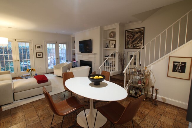 Foto del edificio - Wesley Heights Spacious 2 bedroom, 2.5 Bat...