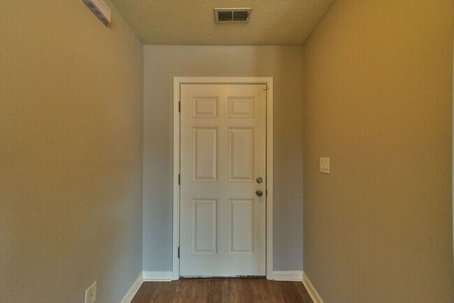 Foto del edificio - 3 Bedroom 2 Full Bath in Beautiful Avon Ne...