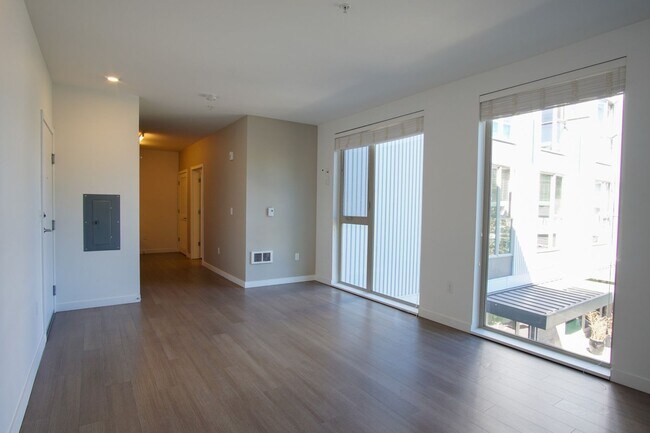 Foto del edificio - Heart of Sellwood: Fabulous Modern Studio Ready Mid-April!