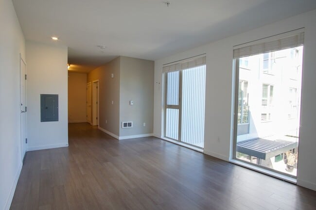 Building Photo - Heart of Sellwood: Fabulous Modern Studio Ready Mid-April!