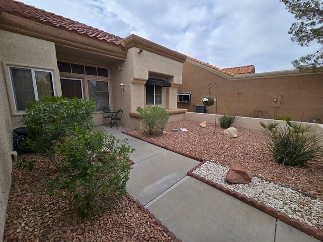 Foto del edificio - Fully Furnished single story 2 bed 2 bath ...