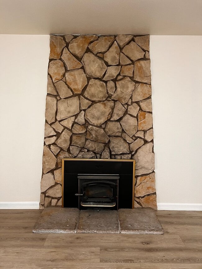 Building Photo - Adorable single-story home that has been updated