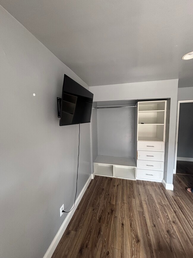Building Photo - 5275 Reservoir Dr