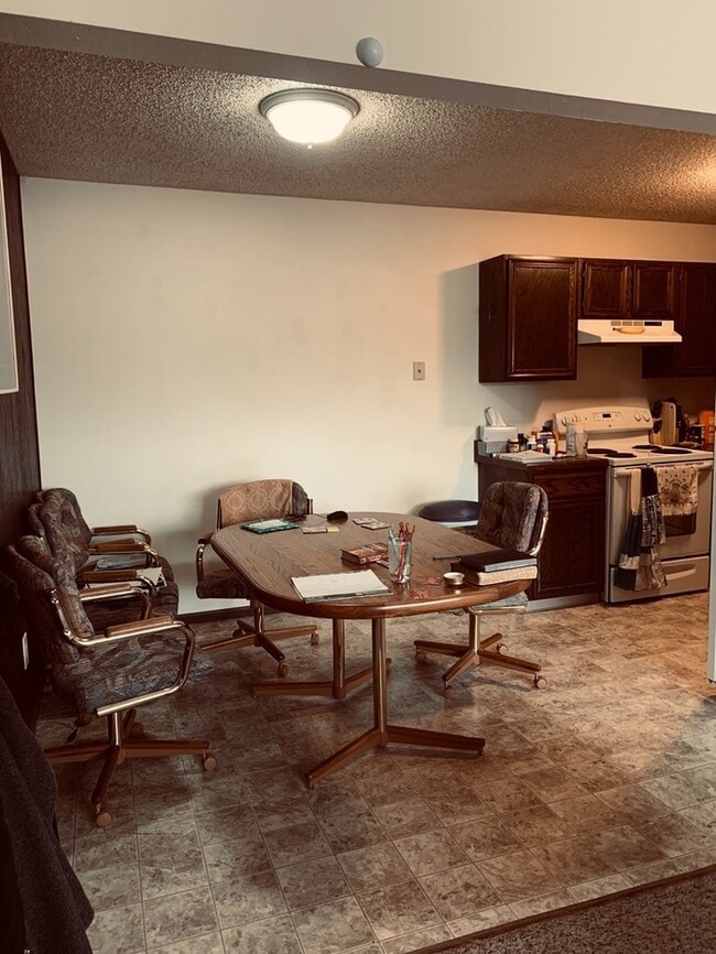 Building Photo - Beautiful Two Bedroom, One Bath Apartment ...