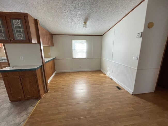 Building Photo - 3 BR, 2 BA doublewide in Pikeville!