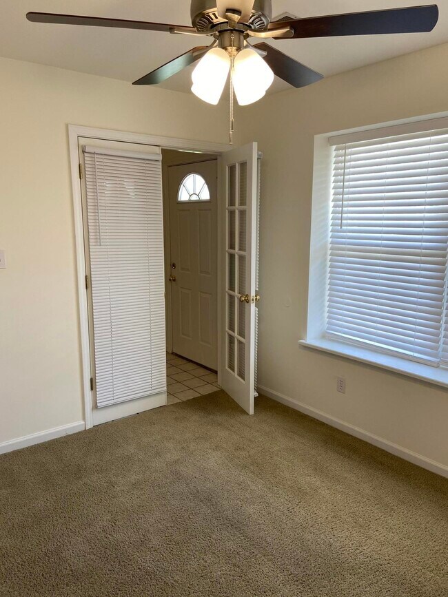Foto del edificio - 1621 Juniper Dr