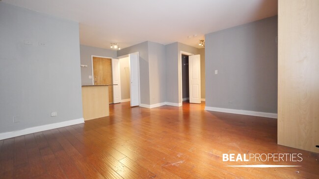 Building Photo - 625 W Wrightwood Ave
