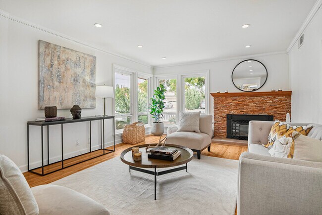 Foto del edificio - West San Jose home four bedrooms three baths with separate bedroom and full bath