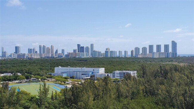 Foto del edificio - 14951 Royal Oaks Ln