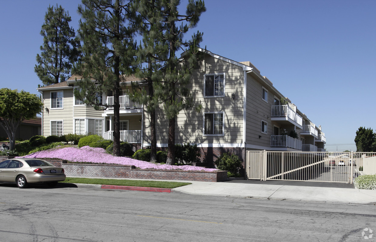 Primary Photo - Bloomfield Apartments