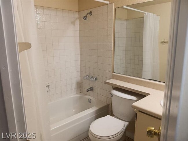 Building Photo - AVAIL NOW 7/21/25 TOWNHOME 3/2 WITH BACKYARD