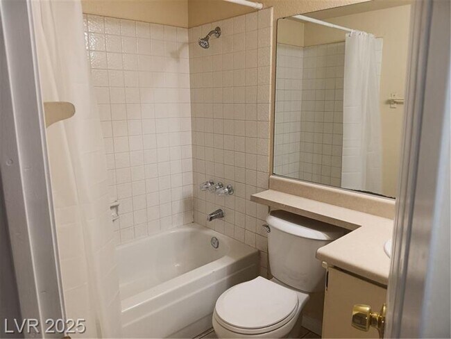 Foto del edificio - AVAIL NOW 7/21/25 TOWNHOME 3/2 WITH BACKYARD