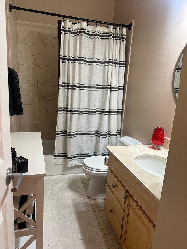 Bath1 - 825 W Cuyler Ave