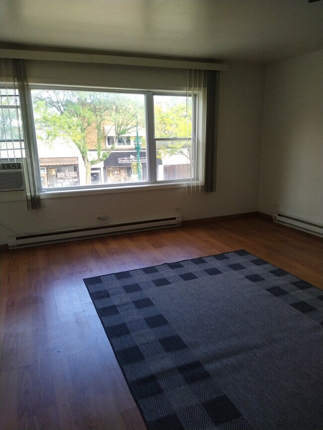 Building Photo - 926 Main St