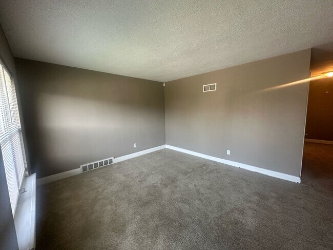 Foto del edificio - 6737 Kenwood Dr