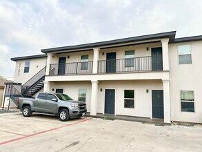 Building Photo - 2705 Mauricio St