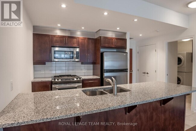 Photo du bâtiment - 575-575 Byron Ave