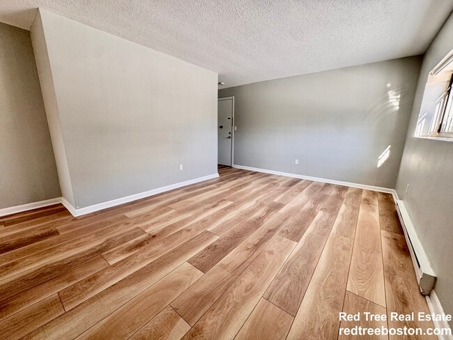 Building Photo - 837 River St