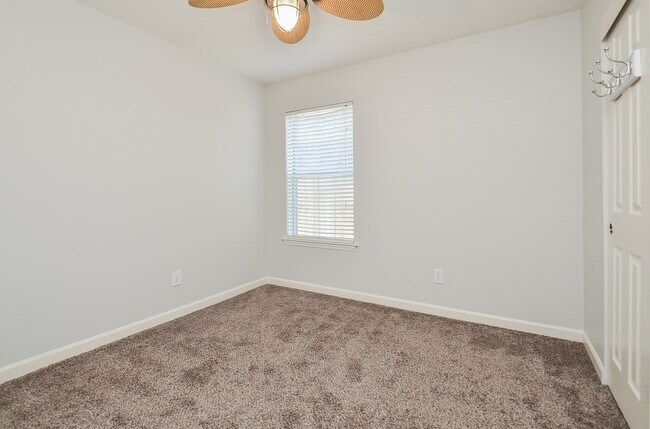 Foto del edificio - 811 Spring Valley Ct