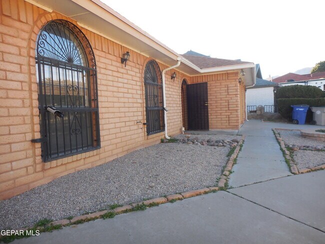 Building Photo - 4416 Loma De Brisas Dr