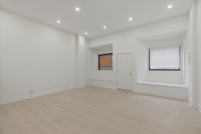 Foto del edificio - 2234 W Irving Park Rd