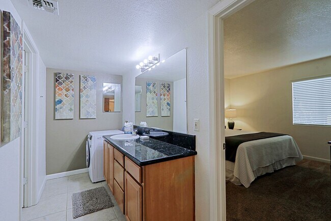 Building Photo - Furnished One Bedroom in trendy Melrose District
