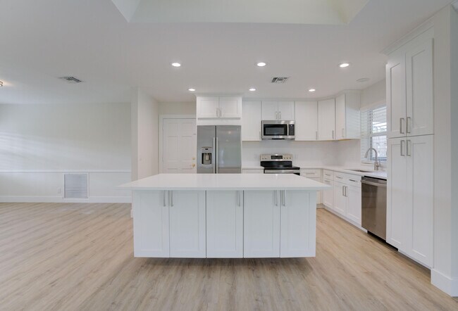 Building Photo - 529 Oyster Rd