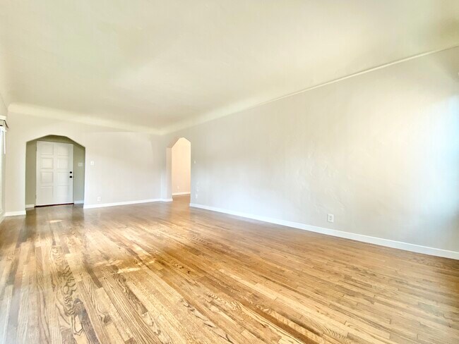 Building Photo - 1139 S Oakhurst Dr