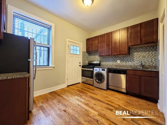 Foto del edificio - 3 bedroom in CHICAGO IL 60657