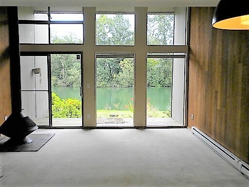 Foto del edificio - Lakefront Living in sought 60/01 complex