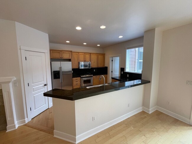 Building Photo - Old Mill Townhome Available 6/19