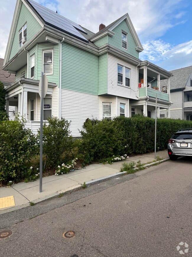 Building Photo - 71 Litchfield St