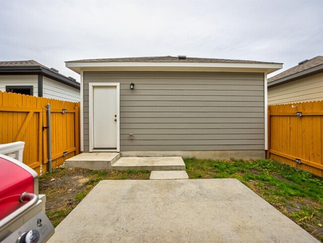 Building Photo - 1733 Yaupon Grove Ln