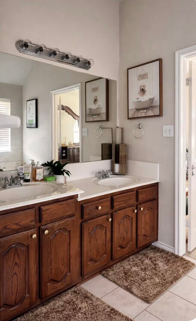 Foto del edificio - 3209 Silver Springs Way