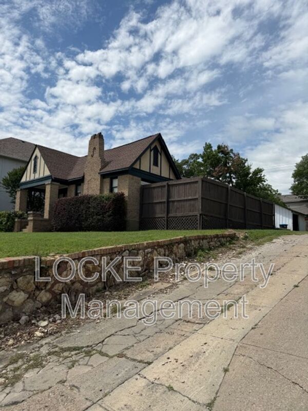 Building Photo - 2600 Lubbock Ave