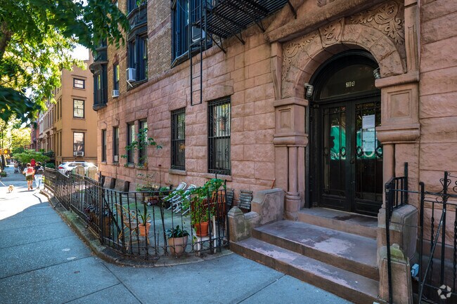 Entrada - 214 Clinton St