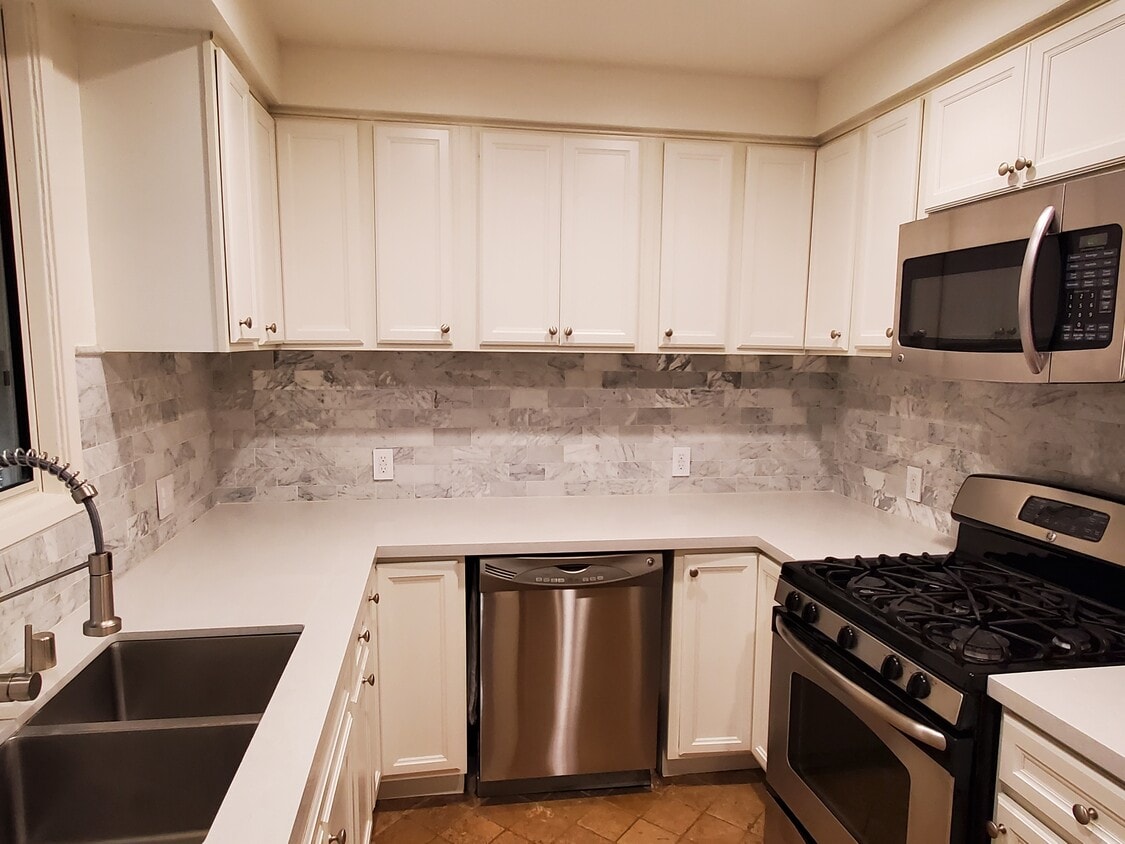 Kitchen - 450 S Rexford Dr
