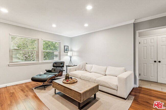 Building Photo - 5827 Bowcroft St