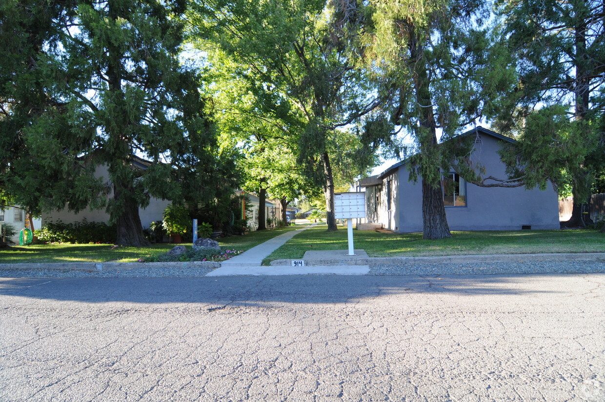 Building Photo - 914-916 Lawton Ave
