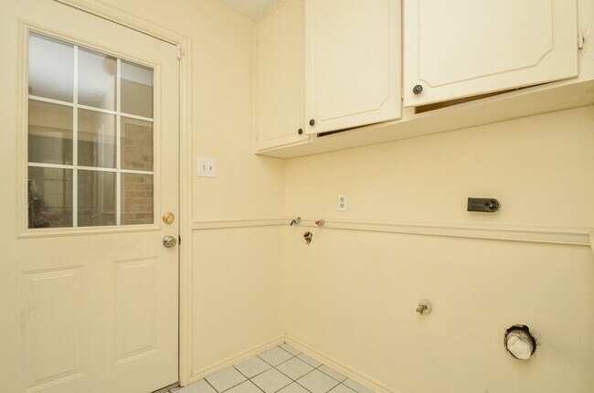 Building Photo - 6611 Cypress Point Dr