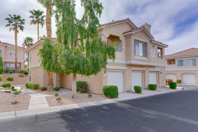 Building Photo - Exceptional 2 Bedroom in Desirable Location & Stunning Amenities