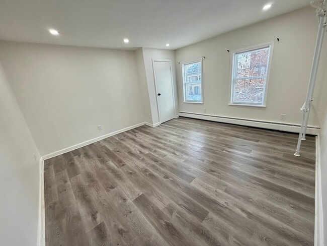 Building Photo - 283 Grand St