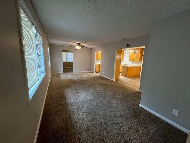 Foto del edificio - 10032 Ferguson Ave