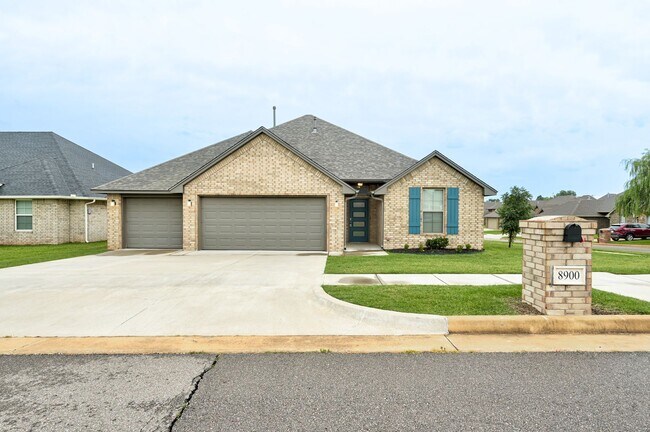 Foto del edificio - Spacious 3-Bedroom Home on a Corner Lot in...